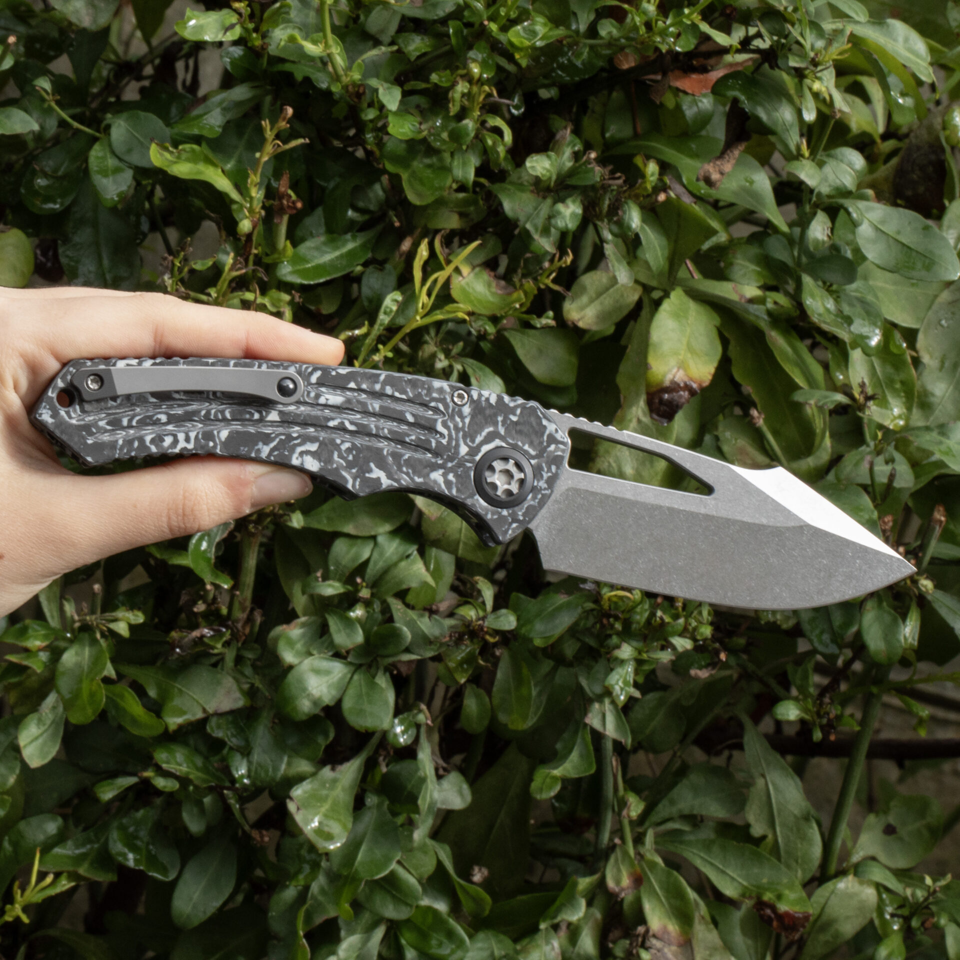 HERETIC KNIVES PARIAH MANUAL BUTTON LOCK WHITE CAMO CARBON 4" MAGNACUT STONEWASH H046-2A-WT/CC - Image 2