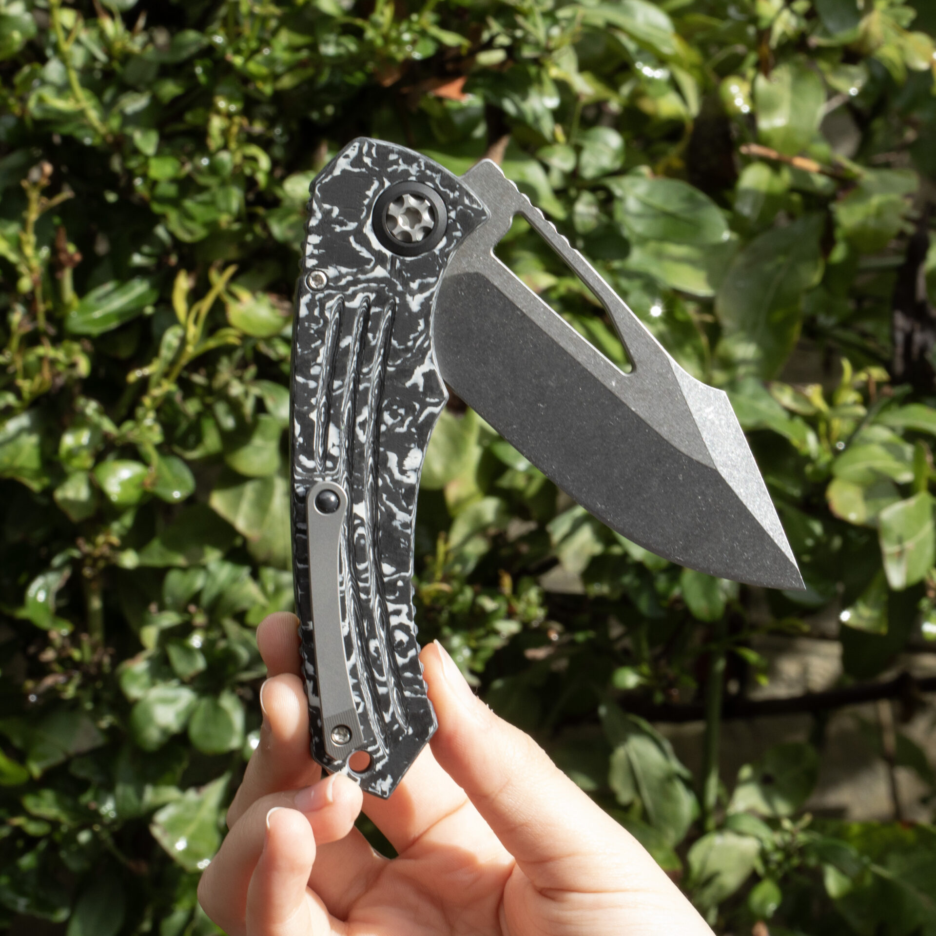 HERETIC KNIVES PARIAH MANUAL BUTTON LOCK WHITE CAMO CARBON 4" MAGNACUT STONEWASH H046-2A-WT/CC - Image 4